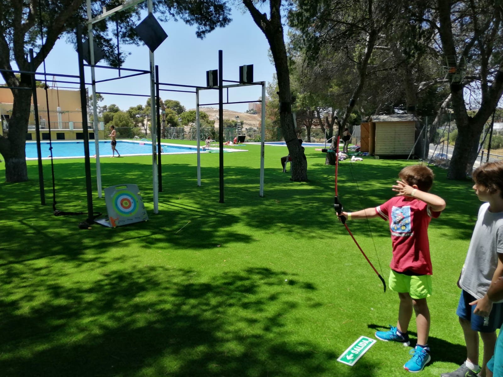 Niños disfrutando de actividades deportivas en el campus de verano