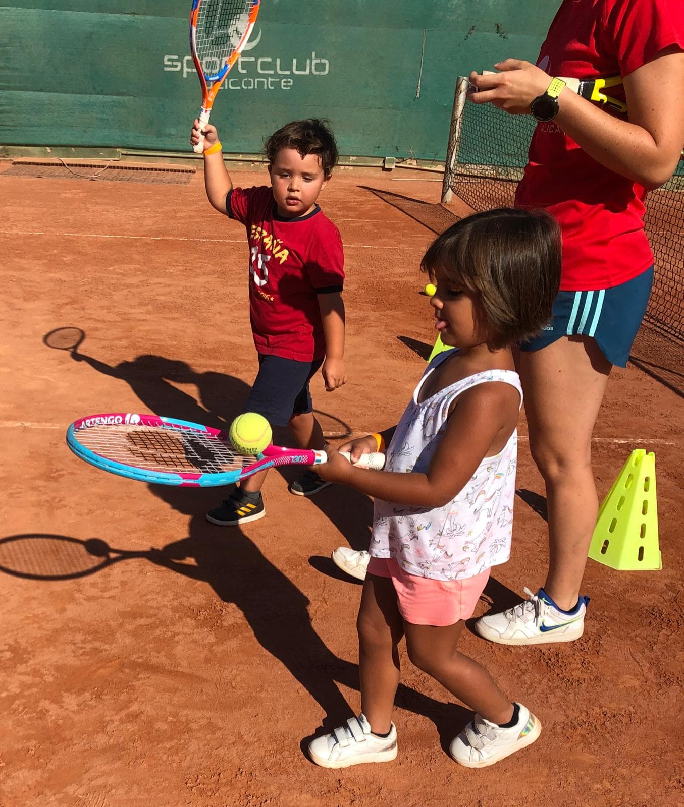 Grupo de niños en juego de equipo durante el campus