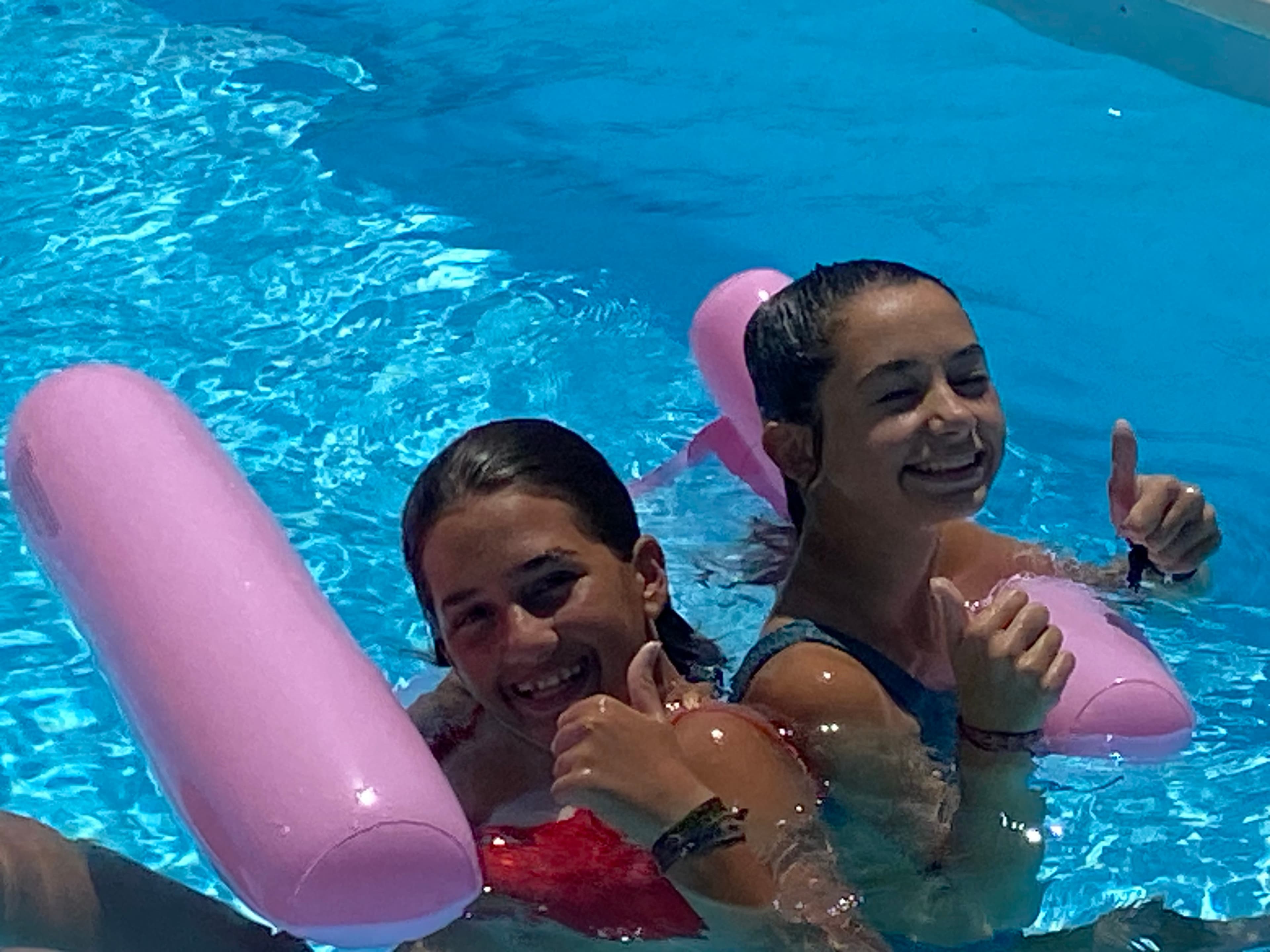 Niños en actividades al aire libre en el campus de verano