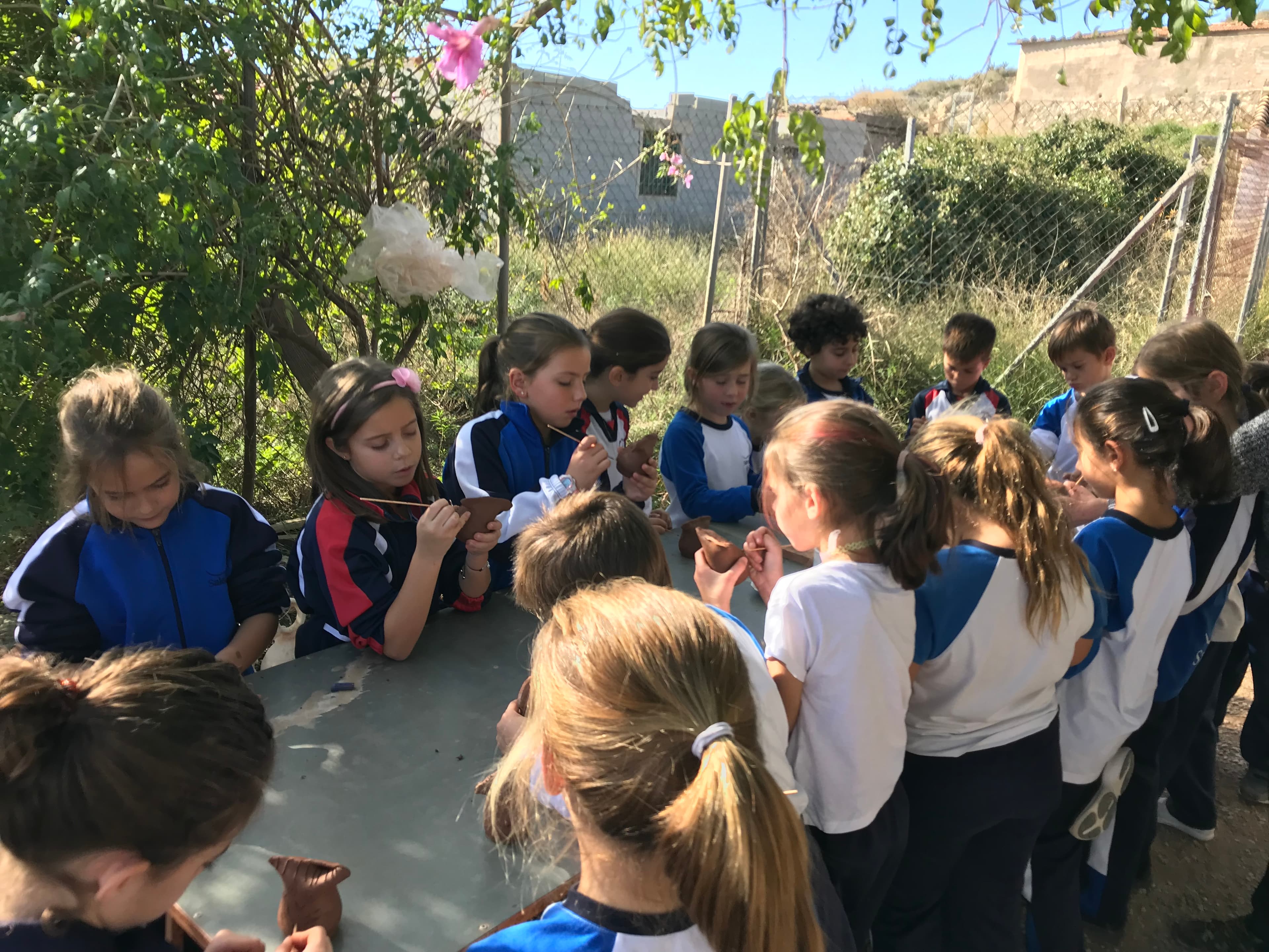 Niños en excursión escolar por la naturaleza