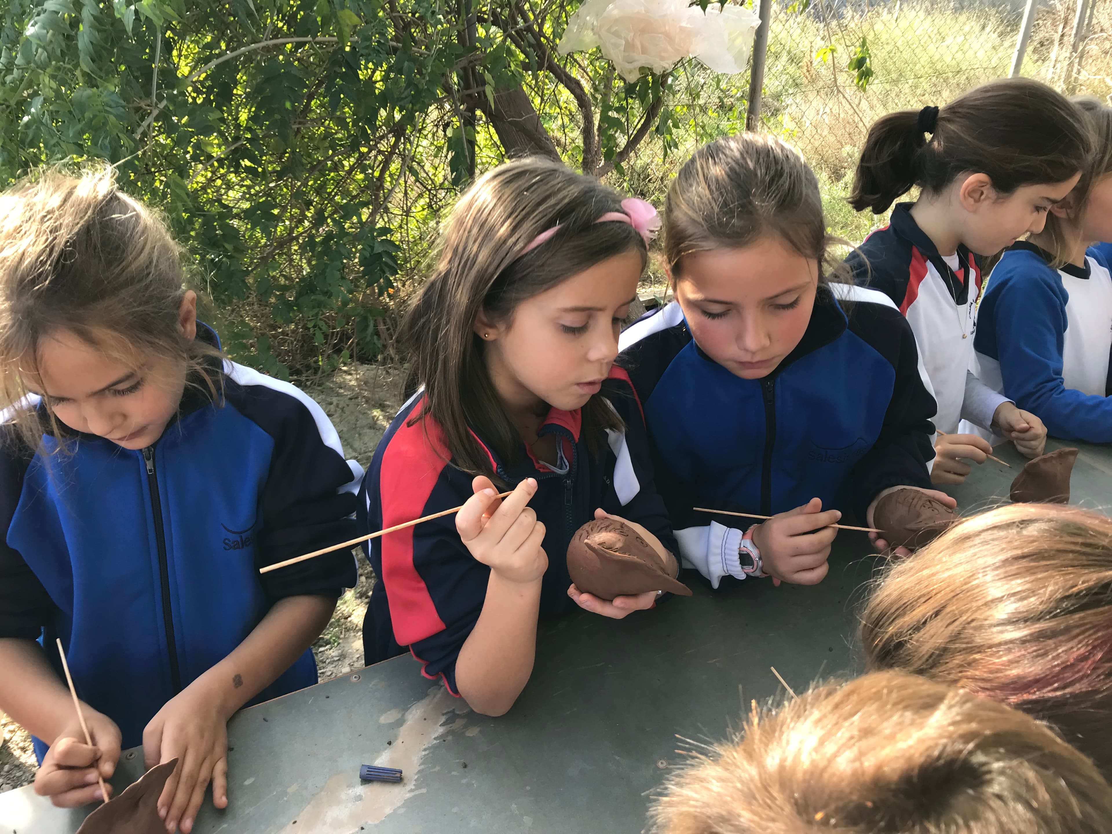 Grupo de estudiantes en salida escolar al aire libre
