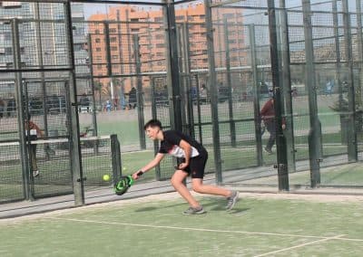 Jugador de pádel en acción